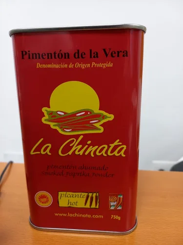 Vista 4 de La Chinata. Polvo de pimentón ahumado caliente. Lata de 26.46 oz (1.65 libras).
