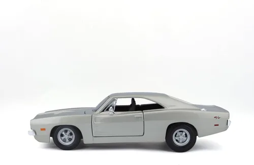 Vista 3 de Maisto Vehículo fundido a presión Dodge Charger R/T de 1969 a escala 1:25 (los colores pueden variar)