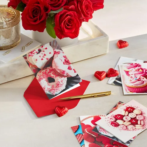 Vista 2 de Hallmark Surtido de tarjetas del día de San Valentín, dulces (36 tarjetas y sobres)