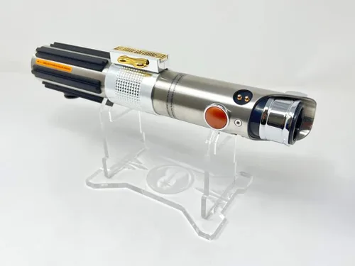 Vista 3 de Galaxy's Edge Star Wars Anakin Skywalker Legacy - Paquete de sable láser con soporte grabado exclusivo Saber Tech