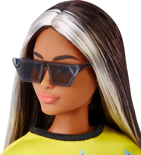 Vista 5 de Barbie Fashionistas Doll #179, Curvas con pelo largo resaltado, top corto de llama, falda a cuadros y accesorios que incluyen zapatillas y gafas