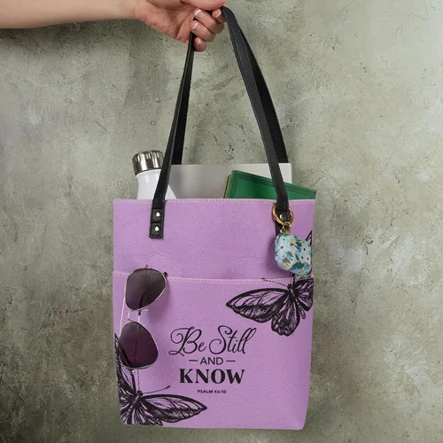 Vista 4 de Christian Art Gifts Bolsa de mano de fieltro y piel sintética con escritura inspiradora, talla única, Mariposa púrpura/Be Still, Estar quieto y saber
