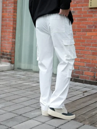 Vista 2 de OYOANGLE Pantalones cargo de pierna recta con cordón en la cintura para hombre con bolsillos con solapa