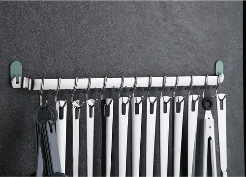 Vista 3 de Kyraton Organizador de Riel para Utensilios de Cocina - Estante Gourmet Montado en la Pared con 14 Ganchos para Colgar Cuchillos, Tazas, Espátulas
