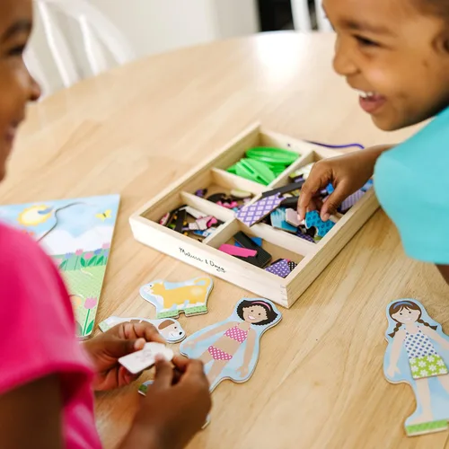 Vista 8 de Melissa & Doug Best Friends - Juego de Muñecas de Madera Magnéticas para Vestir de Juego de Simulación (78 piezas)