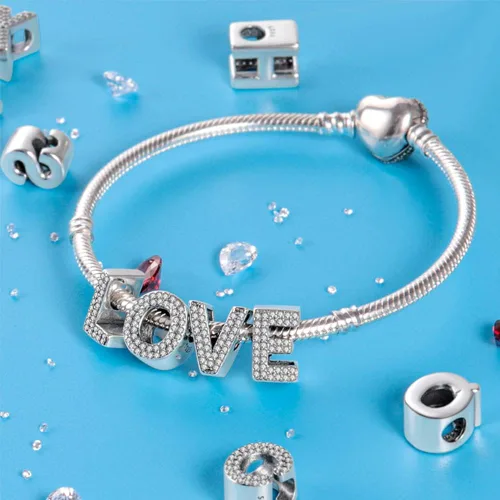 Vista 2 de CINKOLA Dijes de plata de ley 925 con letras del alfabeto de la A a la Z con piedras cúbicas, dijes aptos para pulseras europeas originales, dijes