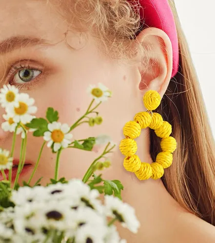 Vista 2 de Pendientes de rafia para mujeres y niñas, aretes de aro de bola de ratán, hechos a mano, bohemia, trenza, pajita de mimbre, envueltos en rafia