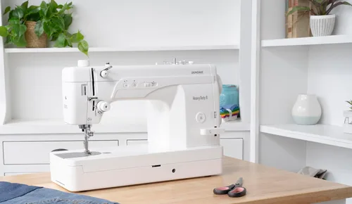 Vista 9 de Janome Máquina de coser y acolchar de puntada recta HD8 con mesa