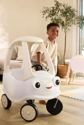 Vista 2 de Little Tikes Cloud Collection Cozy Coupé - Blanco, auto clásico de pie a piso, puerta de trabajo, volante, bocina, tabla de suelo extraíble, auto