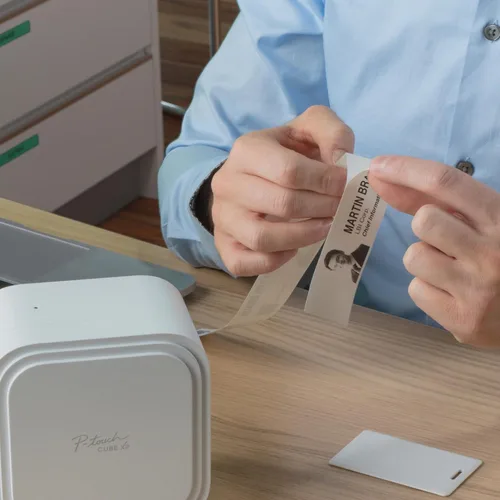 Vista 7 de Etiquetadora P-Touch Cube XP monocromática de Brother con tecnología inalámbrica Bluetooth® PT-P910BT