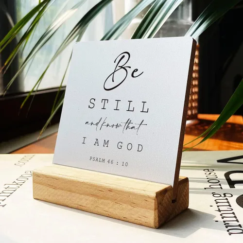 Vista 2 de Letrero de madera con versículos bíblicos con texto en inglés "Country Be Still and Know That I am God", decoración de escritorio cristiana
