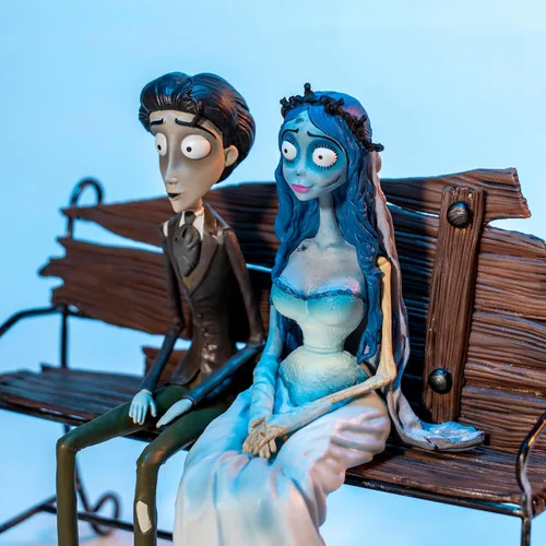 Vista 4 de Set Figura Víctor y Emily Sentados en Banco