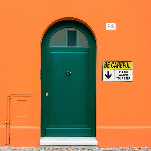 Vista 4 de Letreros de advertencia de flecha para propiedad con texto en inglés «Be Careful Please Watch Your Step Down» para el hogar, patio, dormitorio