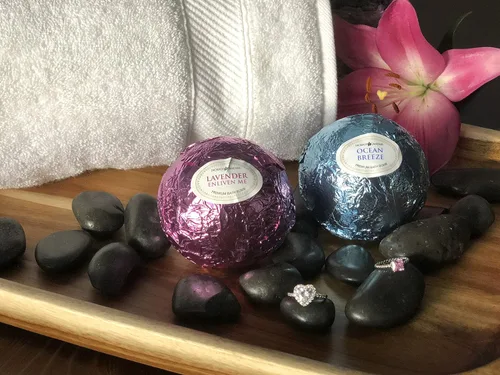 Vista 9 de Ocean Breeze - Juego de 2 bombas de baño de lavanda con anillo tamaño 6 en el interior, cada una fabricada en Estados Unidos
