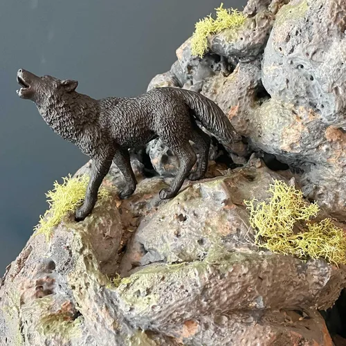 Vista 2 de Safari Ltd. Figura de lobo negro, figura detallada de plástico de 3.7 pulgadas, divertido juguete educativo para niños, niñas y niños a partir de 3