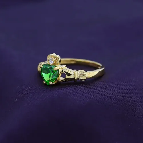 Vista 3 de Anillo Claddagh con piedra natal simulada y circonita cúbica en oro de 14 quilates sobre plata esterlina Plata chapada en oro amarillo.