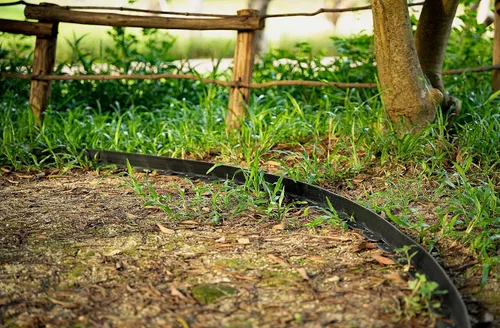 Vista 7 de Kit de bordes de paisaje, bordes de jardín de 30 pies y 2 pulgadas de alto con 27 estacas de borde, bordes de goma para paisajismo, cama de flores