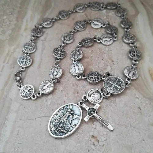 Vista 2 de Collar con rosario, medallas de San Miguel y San Benito, collar católico para hombres, mujeres y niños, regalo religioso