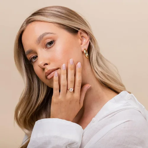 Vista 2 de PAVOI - Anillo con inicial chapado en oro de 14K para mujer Anillos apilables a la moda
