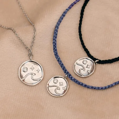 Vista 3 de Pura Vida Pulsera de plata u oro con dije de moneda de cristal Hecho a mano con cristal checo, ajustable con banda impermeable Pulseras apilables