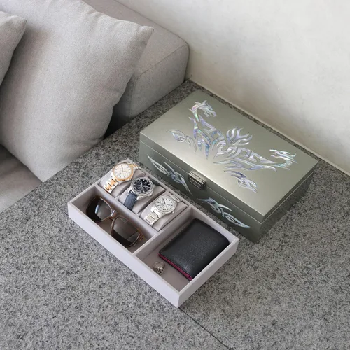 Vista 6 de MADDesign Mother of Pearl Caja de reloj, organizador de joyas, almacenamiento diario, diseño tribal de dragón (plata metálica)