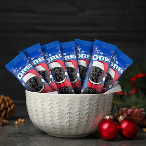 Vista 9 de OREO - Galletas de sándwich de chocolate, Galletas de navidad, 12 paquetes de relleno de calcetín de 4 oz