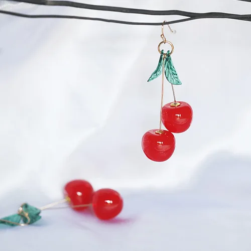 Vista 6 de Bonitos aretes de cereza para mujeres y niñas, divertidos aretes colgantes de fruta roja, chapados en oro de 18 quilates, dije de hoja verde, borla