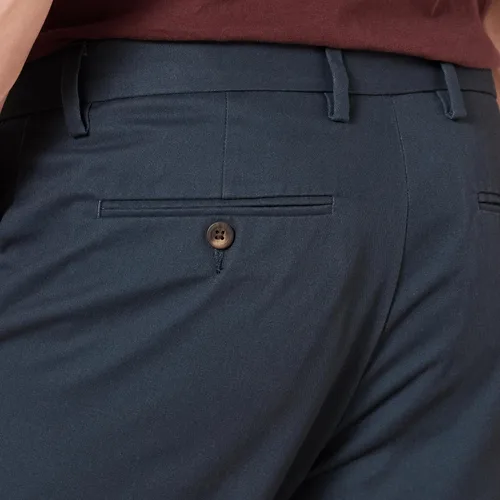 Vista 4 de Tienda Essentials Pantalón chino ajustado resistente a las arrugas, sin pinzas, para hombre