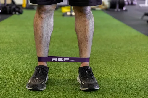 Vista 8 de REP Bandas de resistencia cortas de fitness para fuerza y acondicionamiento. Múltiples niveles de resistencia disponibles de 5 a 230 libras. Se