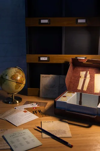 Vista 3 de Fizz Creations Resuelve el caso – Juego de Escape Room 3D en una maleta portátil con 5 juegos únicos, cartas de pistas y rompecabezas 3D – Noche