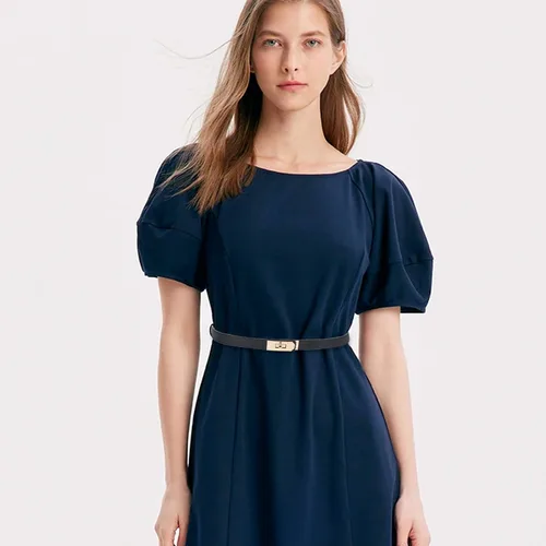 Vista 451 de Cinturón de cuero clásico con hebilla de metal para mujer con vestido de jeans