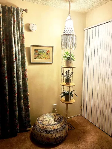 Vista 8 de QIYIZM Lámpara colgante bohemia enchufable con cable de enchufe, lámpara colgante regulable de macramé y estante de soporte para plantas, decoración