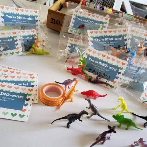 Vista 6 de Juego de 82 piezas de mini dinosaurios para fiesta de dinosaurios, suministros de cumpleaños, decoración de cupcakes, juguetes surtidos de figuras