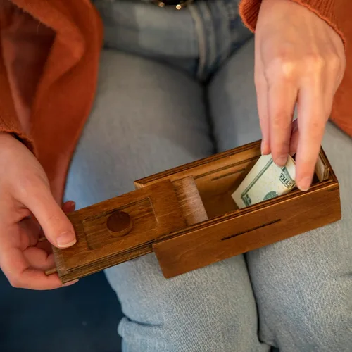 Vista 5 de Bits and Pieces - Guarde su dinero en esta caja secreta, rompecabezas - Secreto compartimiento de madera, juego de cerebros para adultos