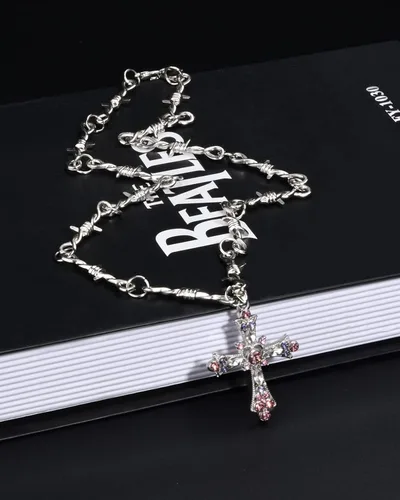 Vista 5 de Abitoncc Collar de cruz gótica Y2k para mujeres y hombres, joyería con colgante de cruz de cristal, collar de metal con espinas de alambre de púas