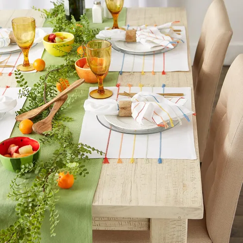 Vista 4 de DII Colección decorativa de mesa con borlas, lavable a máquina, juego de manteles individuales, 13x19, blanco y arcoíris, 4 piezas