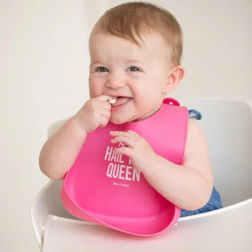 Vista 2 de Babero para bebés para comer de Bella Tunno, babero de silicona impermeable con gran atrapaalimentos, ajuste ajustable para bebés de 4 a 12 meses
