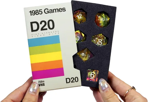 Vista 8 de 1985 Games Juego de dados D&D de borde afilado – Dados poliédricos de resina hechos a mano en caja retro VHS – 7 dados para TTRPG (Bola de Cristal)