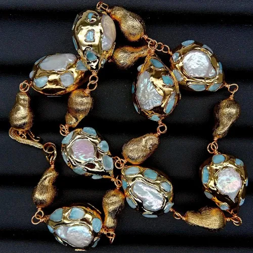 Vista 4 de Collar de perlas de agua dulce blancas cultivadas naturales con forma de lágrima azul, larimar dorado, cepillado de 24.0in
