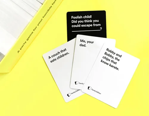 Vista 2 de Cards Against Humanity: Edición familiar • A partir de 8 años • Un juego de fiesta para tu horrible familia