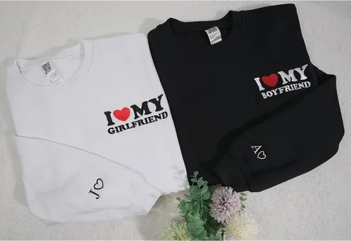 Vista 3 de Sudadera bordada personalizada con texto en inglés "I Love My Girl Friend and Boyfriend" y sudadera con capucha con nombres para parejas en la manga