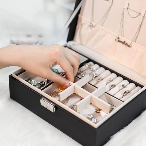 Vista 3 de H-RONG Joyero para mujeres y niñas, de cuero, con 2 capas, organizador grande de joyas con candado, caja de almacenamiento para collares, aretes