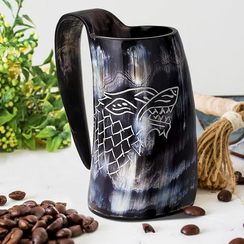 Vista 2 de Viking - Juego de tazas de cuerno para beber (6 piezas) jarra, correa de cuero, abrebotellas, vaso de chupito, 16 onzas, grabado Dire-Wolf