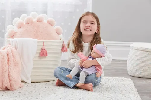 Vista 5 de Madame Alexander Muñeca de bebé de cachorro de tono de piel clara con sonrisas dulces de 14 pulgadas
