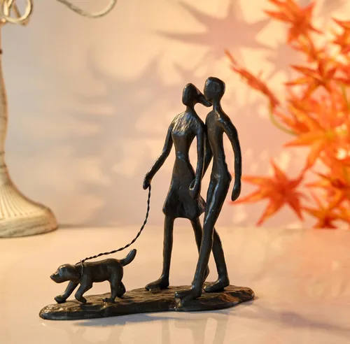 Vista 2 de Escultura de hierro fundido para pareja y perro, decoración romántica de arte de metal, estatua de amor familiar, regalos para amantes de los perros