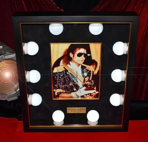 Vista 6 de MICHAEL JACKSON AUTOGRAPH Foto RARA firmada, marco iluminado, UACC RD#228 COA