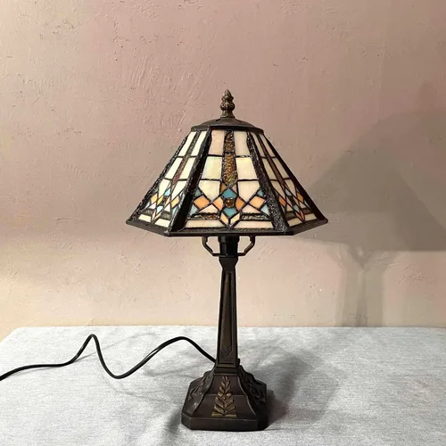 Vista 5 de Bieye L10791 - Lámpara de mesa estilo misión con luz nocturna de vidrio manchado Tiffany y pantalla cónica hexagonal, 10 pulgadas de ancho x 16