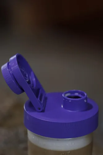 Vista 8 de Tapas y embudo para tarros de masón: doble tornillo multicolor, tapas de boca ancha paquete de 4 y un embudo de silicona plegable en color verde