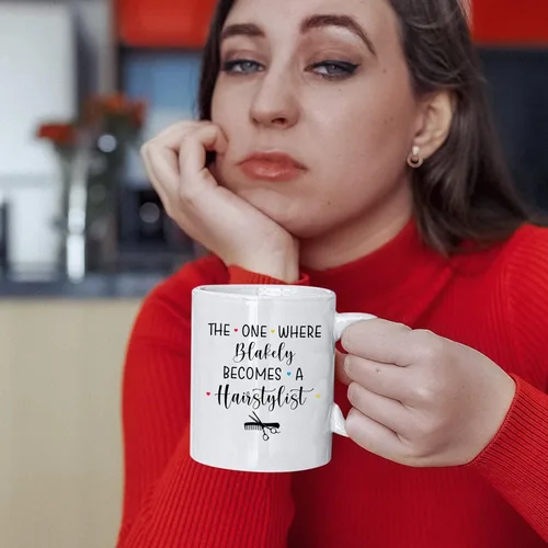 Vista 3 de Taza de peluquería, taza de café para peluquería, taza de café personalizada para estilista, taza con nombre personalizado Becomes A Hairstylist