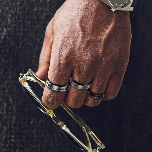 Vista 5 de Dochais 3 anillos vikingos para hombres, anillos vikingos nórdicos para hombre, anillos de acero inoxidable, vintage, anillo de runas celtas, anillo